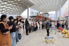 憨態可掬﹔人形機器人行音樂的節拍動感起舞